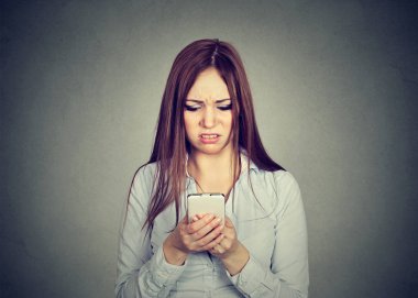 Cep telefonu o alınan ileti ile memnun bakarak kadın 