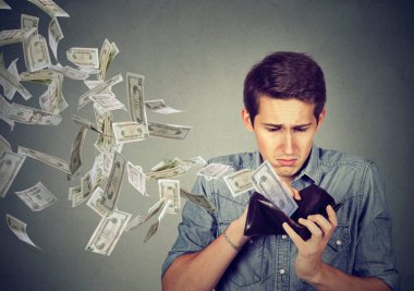 Üzgün adam cüzdan para dolar uçup arıyorsunuz 