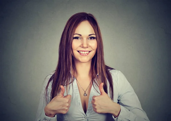 Mujer motivada entusiasta dando un gesto de aprobación pulgares hacia arriba — Foto de Stock