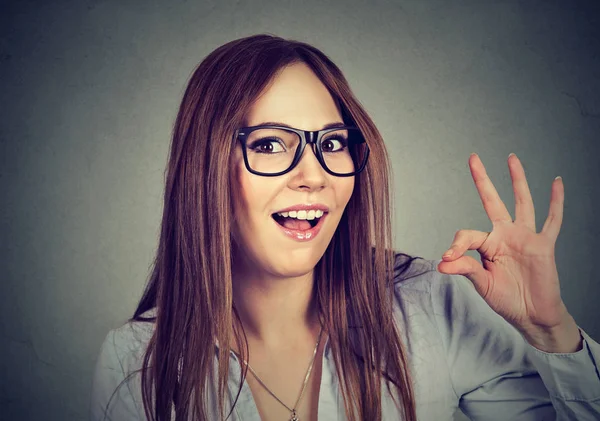 Adolescente di successo. Nerd donna divertente mostrando segno ok — Foto Stock