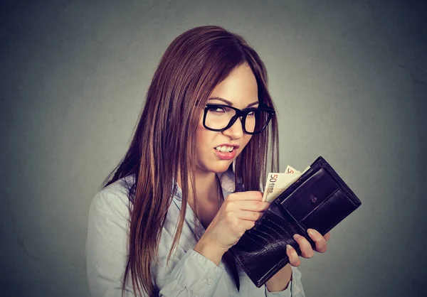 Açgözlü kadın onun cüzdanından para yaptırmayı sayma 