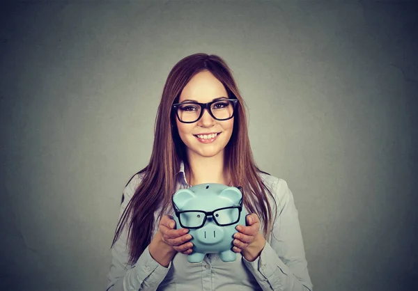 Kvinna upphetsad över besparingar på att köpa glasögon. — Stockfoto