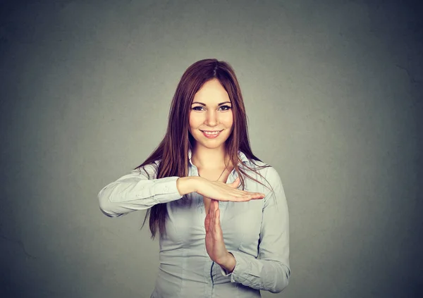 Mujer mostrando tiempo de espera gesto de la mano — Foto de Stock