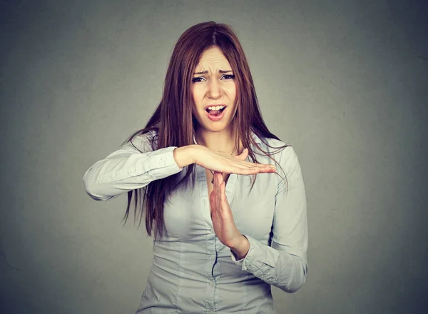 Mujer mostrando tiempo de espera gesto de la mano frustrado gritando para detener — Foto de Stock