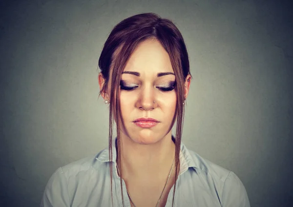 Retrato de cerca de una mujer triste —  Fotos de Stock