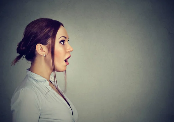 Perfil lateral de una mujer conmocionada — Foto de Stock