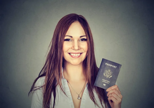 Jovem mulher feliz atraente com passaporte dos EUA — Fotografia de Stock