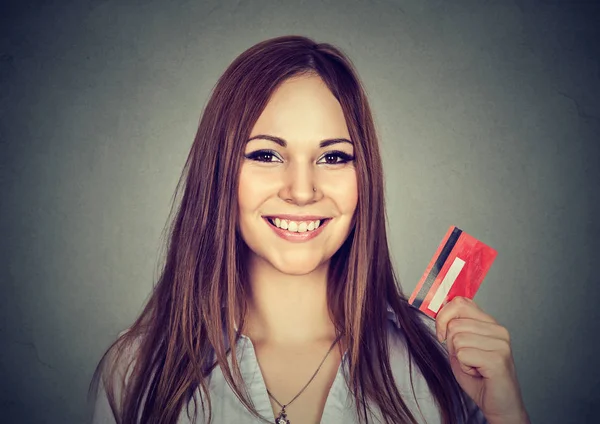 Mujer feliz compras celebración mostrando tarjeta de crédito —  Fotos de Stock