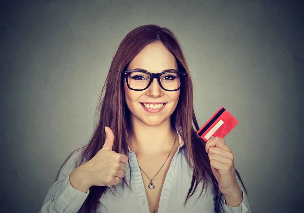 Mujer con tarjeta de crédito dando los pulgares hacia arriba gesto de la mano —  Fotos de Stock