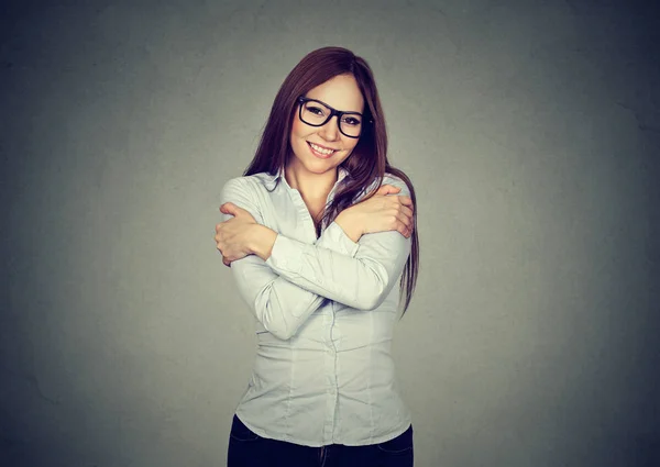Lachende vrouw met knuffelen zichzelf — Stockfoto