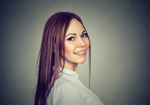 Портрет счастливой молодой женщины  