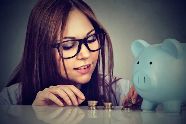 Woman counting money stacking up coins — Stock Photo, Image