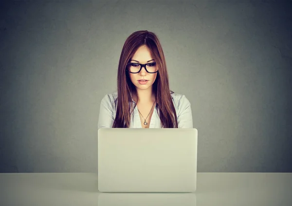 Young woman using a laptop computer — Stock Photo, Image