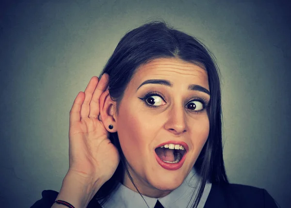 Mujer sorprendida con la mano al oído escuchando chismes conversación — Foto de Stock