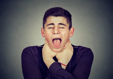 astım krizi veya boğucu adam nefes alamıyorum