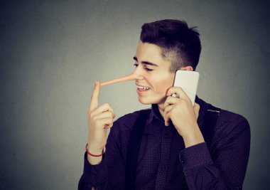 Mutlu genç adam yalancı cep telefonu üzerinde konuşurken uzun burunlu 