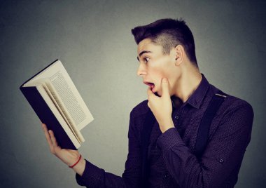 Kitap okurken hayrete şok adam 