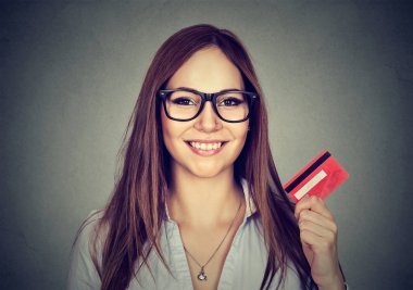 Kredi kartı gösteren gözlük mutlu kadın