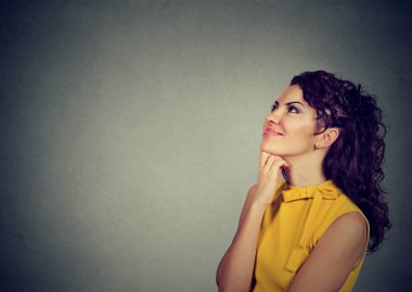 mutlu kadın ararken çene üzerinde el ile düşünme