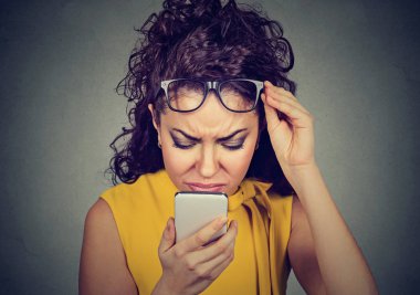 cep telefonu görme sorunları görmek sorun yaşıyorsanız gözlüklü kadın