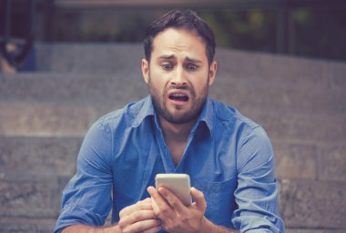 Endişeli üzgün korkmuş adam kötü haber görmek telefon arayan 