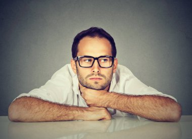 Sıkılmış adam masada oturan ilgi gösteren hayal