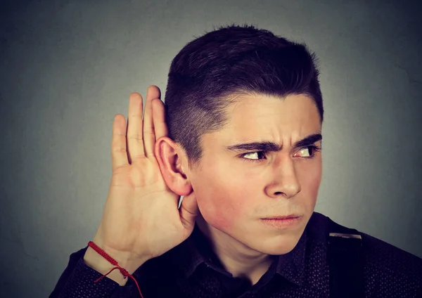 Περίεργος άνθρωπος ανήσυχος με το χέρι στο αυτί ακούγοντας κουτσομπολιά — Φωτογραφία Αρχείου