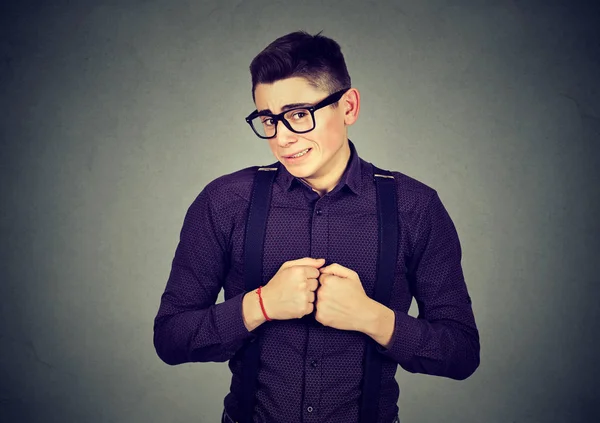 Hombre en situación incómoda desagradable jugando nerviosamente con las manos — Foto de Stock