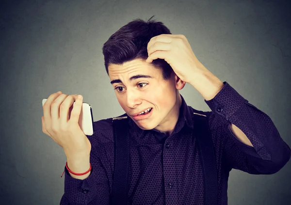 Preocupado hombre molesto sorprendido de que está perdiendo el pelo retrocediendo línea de cabello —  Fotos de Stock