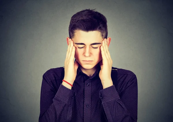 Triste joven guapo hombre con preocupado estresado expresión de la cara —  Fotos de Stock