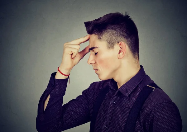 Triste hombre deprimido descansando cabeza en la mano preocupado — Foto de Stock