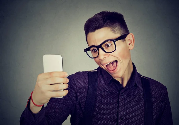 Uomo dall'aspetto divertente scattare foto di se stesso con lo smart phone — Foto Stock