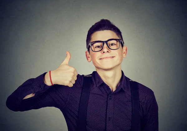Succesvolle tiener. Nerdy man duimschroef opwaarts hand gebaar teken geven — Stockfoto