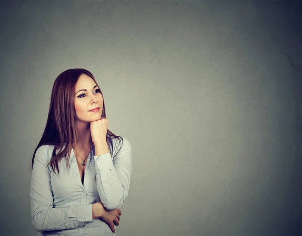 Gelukkige vrouw denken met hand op kin opzoeken — Stockfoto