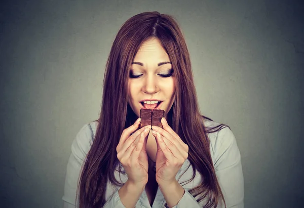 Donna stanca di restrizioni di dieta brama barretta di cioccolato — Foto Stock