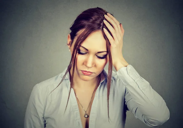 Traurige verzweifelte Frau mit sorgenvoll gestresstem Gesichtsausdruck, die nach unten schaut — Stockfoto