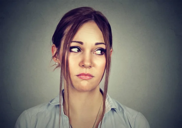 Retrato de una mujer triste mirando hacia los lados — Foto de Stock