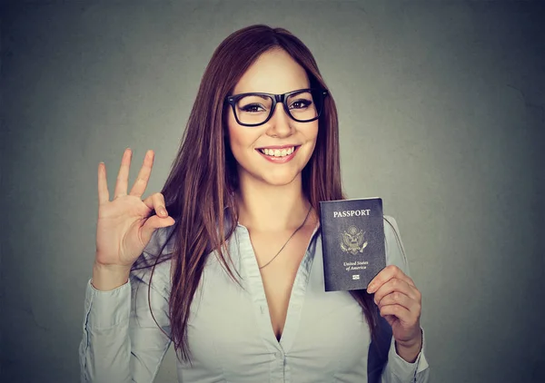 Femme heureuse avec passeport américain donnant ok signe — Photo