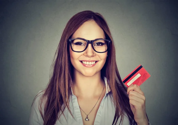 Mujer feliz en gafas mostrando tarjeta de crédito —  Fotos de Stock