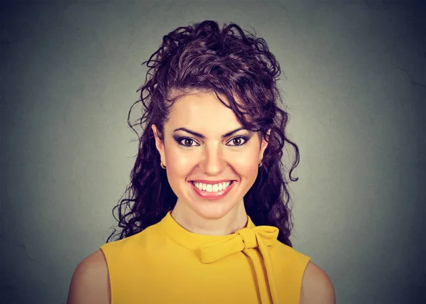 Retrato de una hermosa mujer sonriendo —  Fotos de Stock