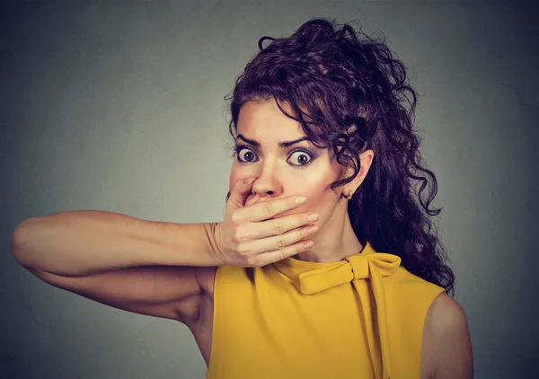 Bang van de jonge vrouw die betrekking hebben met hand op haar mond — Stockfoto