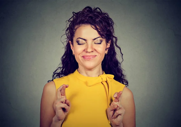 Mujer cruzando dedos, ojos cerrados, esperando, pidiendo deseo —  Fotos de Stock