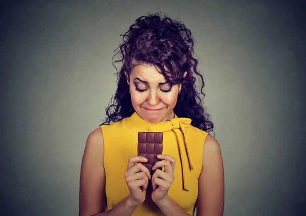 Triste donna stanca di restrizioni di dieta brama dolci barretta di cioccolato — Foto Stock