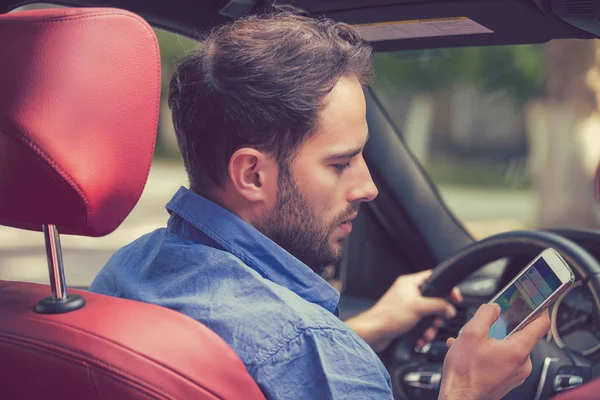 Człowiek przy użyciu telefonu komórkowego SMS-y podczas jazdy. Lekkomyślny kierowca — Zdjęcie stockowe
