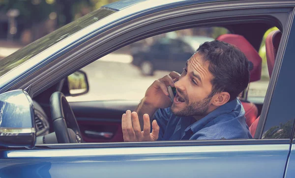 Mann telefoniert während gefährlicher Autofahrt — Stockfoto