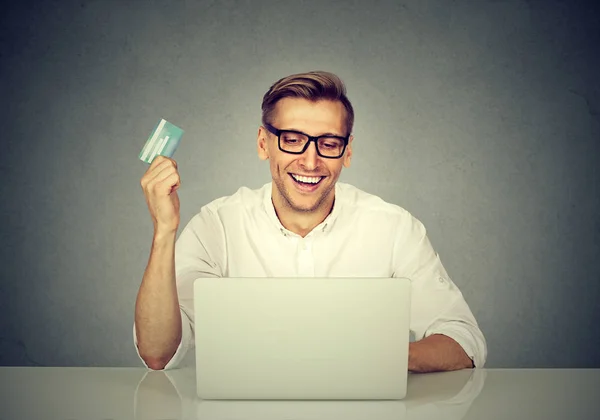 Online αγορές πληρωμών. Ο άνθρωπος δείχνει πιστωτικών καρτών χρησιμοποιούν φορητό υπολογιστή — Φωτογραφία Αρχείου