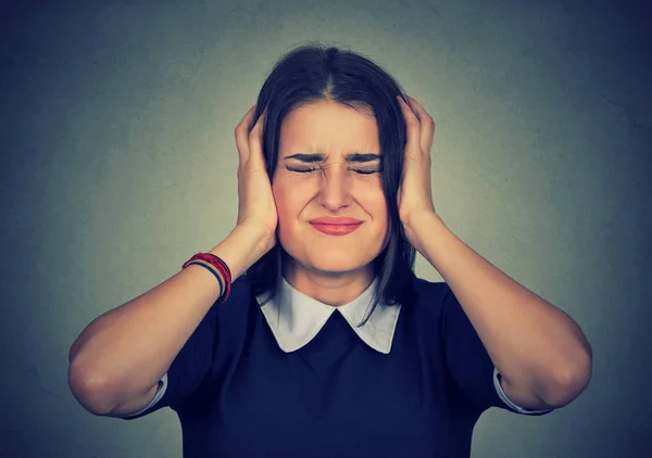 Stressé femme frustrée couvrant ses oreilles avec les mains — Photo