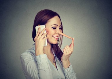 Cep telefonu üzerinde konuşurken uzun burunlu mutlu genç kadın 