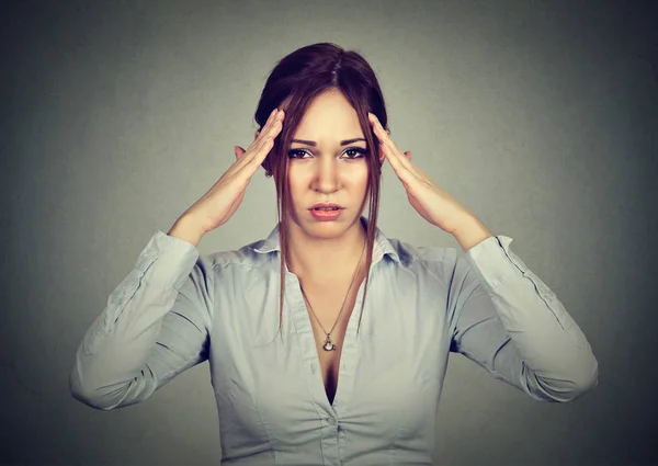 Stressad ledsen kvinna med huvudvärk — Stockfoto