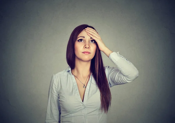 Kvinna med tveksamt orolig uttryck — Stockfoto